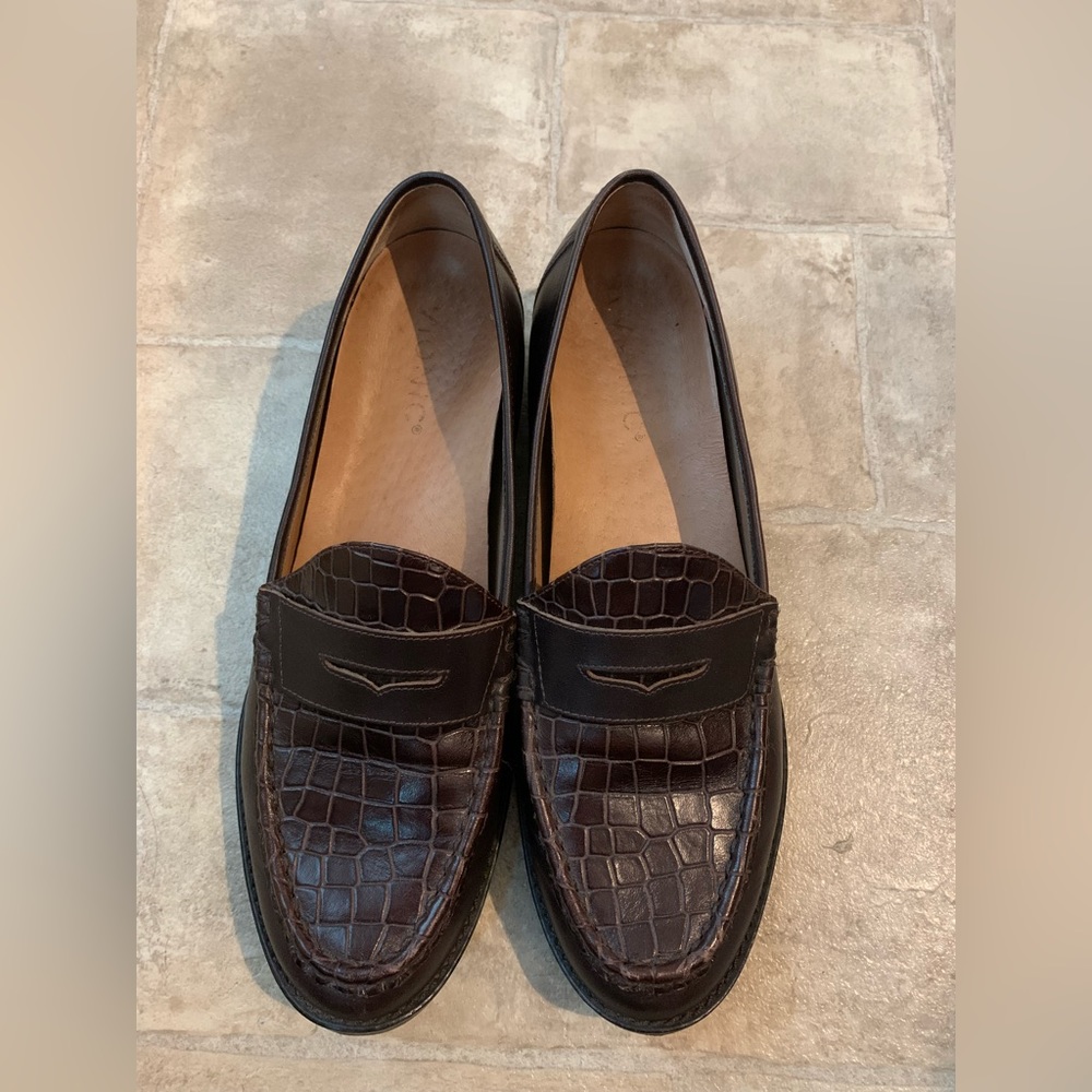 Women’s Vionic Brown Croc Loafer, size 8.5